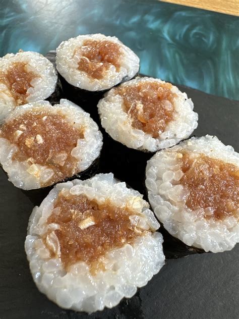 Infografika: zloženie sushi (ryža, riasa nori, náplne, omáčky)