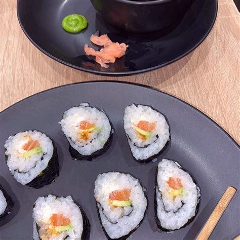 Vizualizácia krokov: príprava maki sushi s lososom a avokádom