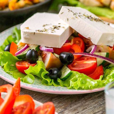 Obrázok plneného tekvicového koláča s feta syrom a zeleninovým šalátom