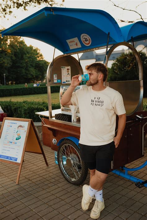 Detaily koláčikov a káva z lokálnej pražiarne