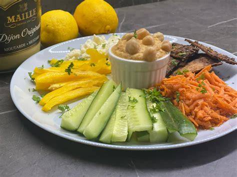 tanier s rebrami a coleslaw šalátom