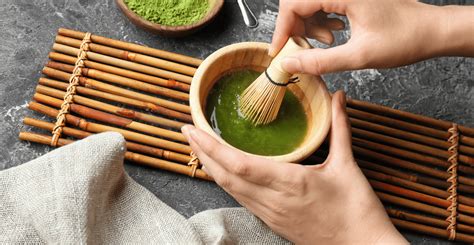 príprava matcha čaju s bambusovou metličkou