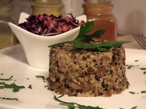 Quinoa rizoto s dubákmi a kapustovým šalátom - vizuál