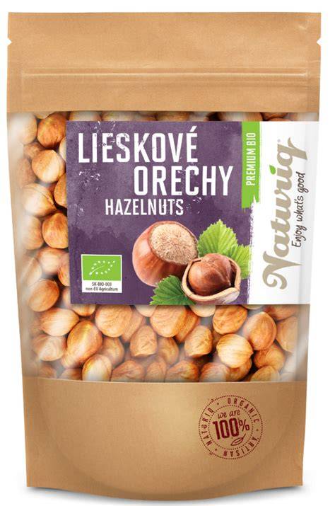 lieskové orechy na plechu pred a po pražení