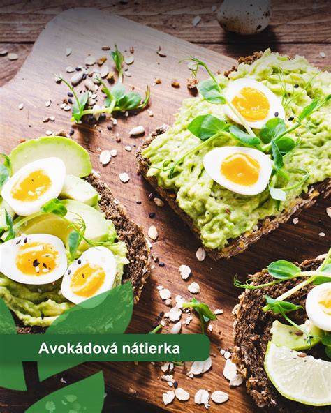 nátierka ozdobená pažítkou a plátkami vajíčka