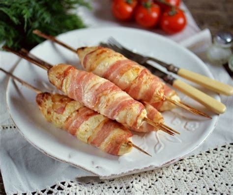 Obrázok zobrazuje vizuálne usporiadanie panenky zabalené v slanine a pripravené na pečenie