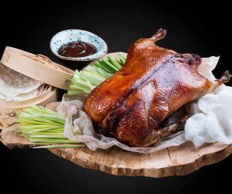 Príklady čínskych tradičných jedál: dim sum, pekingská kačica, hot pot