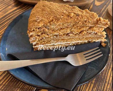 bezlepkový medovník na tanieri