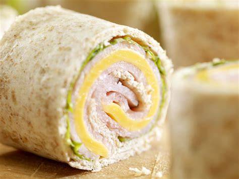 Tortilla so šunkou, ementálom a horčicovým dresingom.