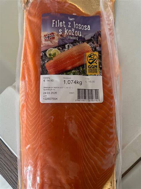 Graf: Nutričné hodnoty lososa (divoký vs farmový) na 100 g