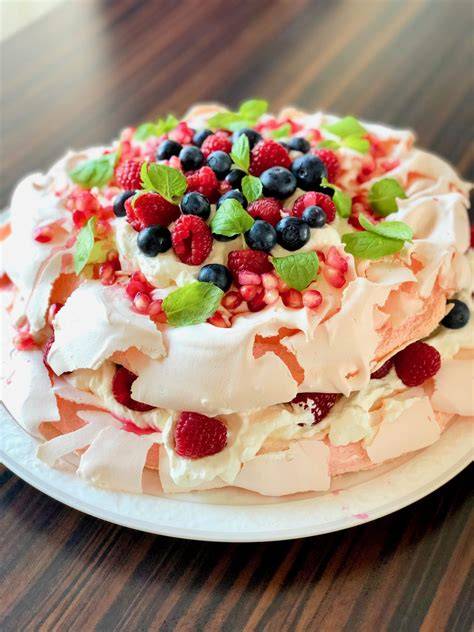 Penová torta Pavlova s malinami a čučoriedkami