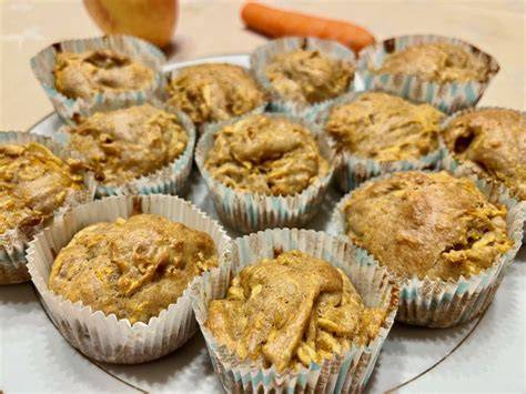 muffiny čerstvo vybrané z rúry s plátkami jabĺk