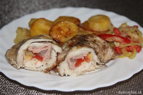 Hotové plnené kuracie stehná na servírovanie
