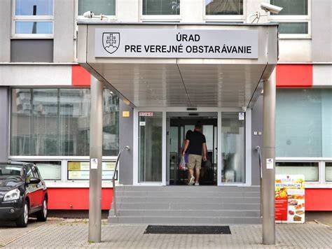 Obrázok: schéma vzťahov medzi verejnými obstarávaniami a dodávateľmi