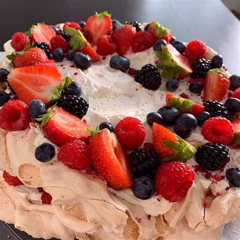pavlova s ovocím