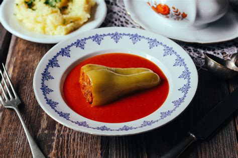 Obrázok obľúbenej verzie plnenej paprike s paradajkovou omáčkou