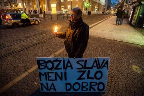 Archívne snímky zo zásahu a výstava Sviečkovej manifestácie