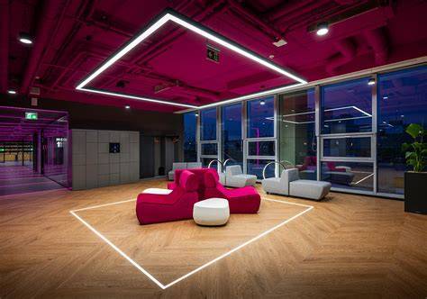 Fotografia interiéru s priestorom a LED obrazovkami