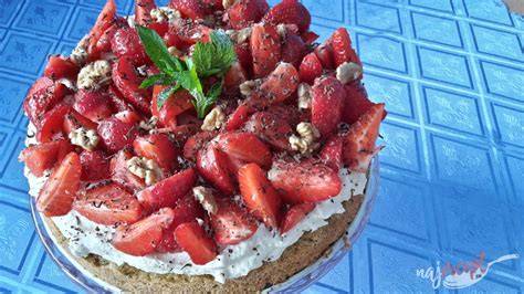 Jahodová torta s mascarpone: vrstvová kompozícia a dekor