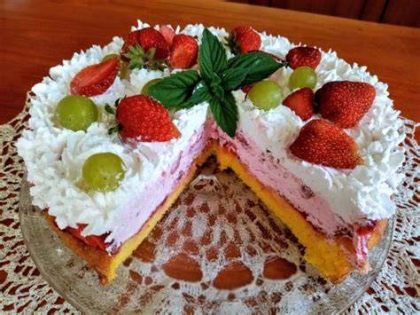 Retro jahodová torta s trojfarebnou šľahačkou: vrstvenie farieb a jahôd