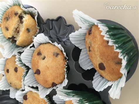 Obrázok: Muffiny v papierových košíkoch na plechu