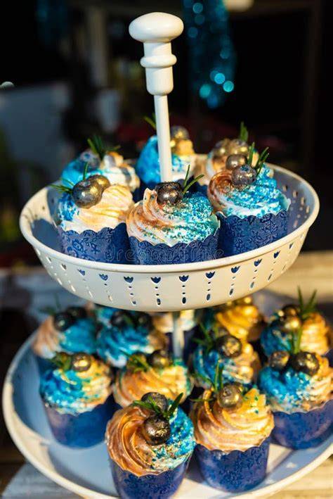 Ilustratívna fotografia machových cupcakes a zelených dekorácií