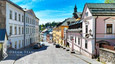 Oblasť s reštauráciou a okolitým prostredím, mapa mesta a polohy reštaurácie