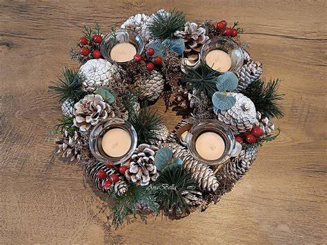 Fotogaléria: Šiškami ozdobený adventný veniec a dekorácie