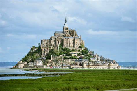 Mont-Saint-Michel a jeho ikonická silueta nad prílivom