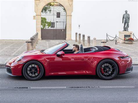 Obrázok: Porsche 911 Carrera Cabriolet a Porsche Cayenne GTS