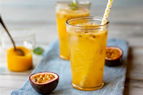 Dve šálky s pečeným čajom - jedna horúca, druhá ako limonáda