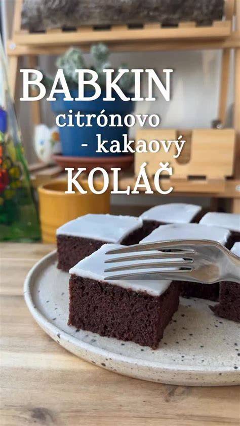 Infografika znázorňuje kroky: prípravu cesta, pečenie, prípravu čokoládovej polevy a finálne obalovanie v kokosovej alebo drobnej posype.