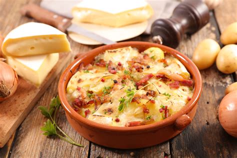 Infografika: Pôvod a zmeny receptu Tartiflette vs. „francúzske zemiaky“