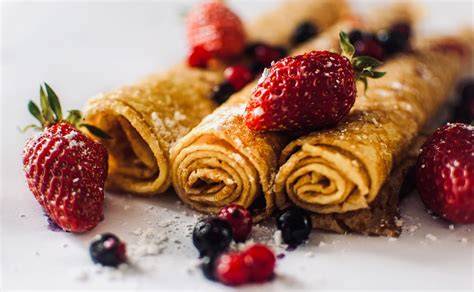 Palacinky s Nutellou, jahodami a šľahačkou na tanieri