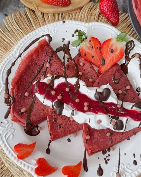 Palacinky s Nutellou, čerstvými jahodami a šľahačkou pripravené na servírovanie