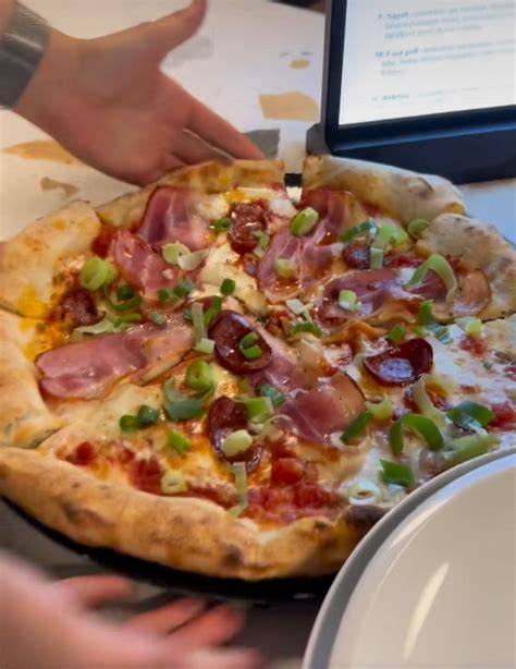 Infografika: Porovnanie dvoch hlavných pizzerií Zlatých Moraviec (FoodGrill vs Župan)