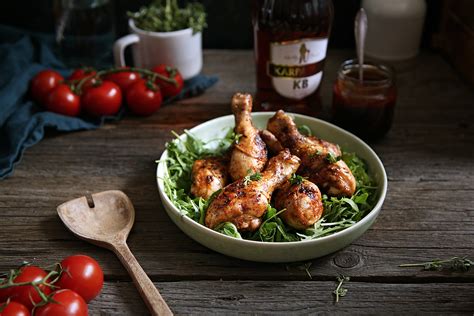 Obrázok: Grilované kuracie stehná s BBQ omáčkou a hranolkami