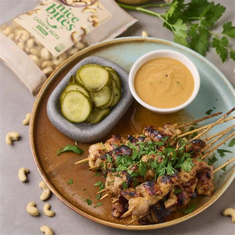 Ilustrácia indonézskeho satay špízu s arašidovou omáčkou