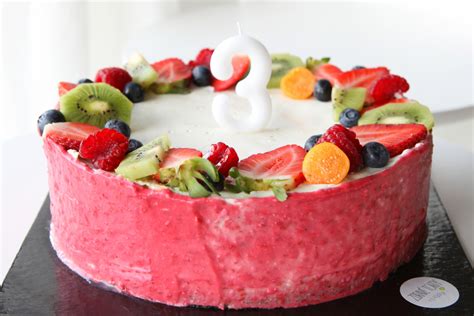 Hotová ananásová torta ozdobená ovocím