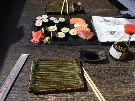 Obrázok: vnútro dennej ponuky Sushi Mushi a čerstvé suroviny