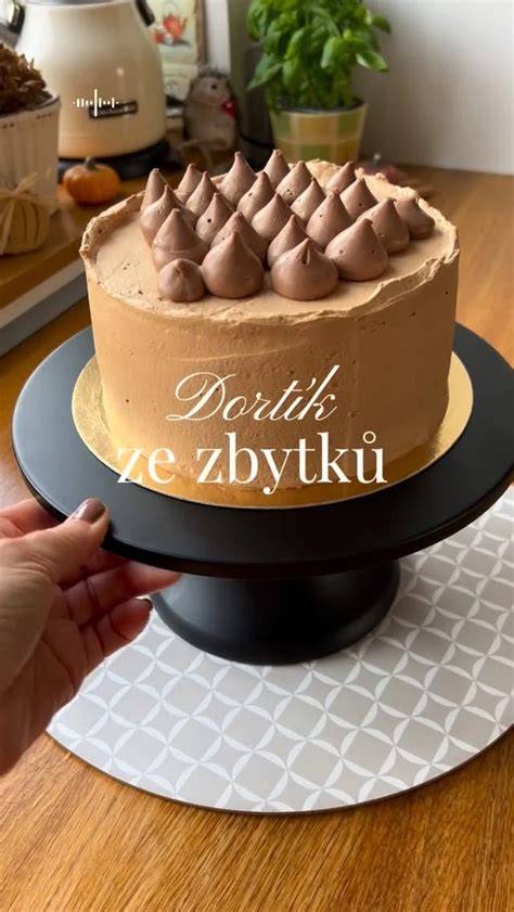 Infografika: Základné vrstvy nepečeného koláča (korpus, krém, ganache) a tipy na vrstvenie