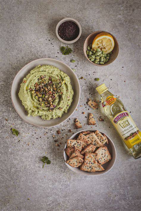 Krémový hummus pripravený doma s olivovým olejom a čerstvou petržlou