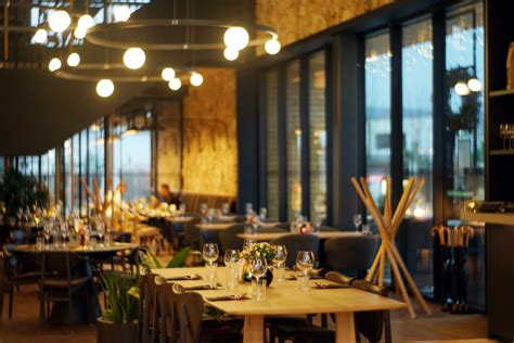 Interiér reštaurácie BISTRIC Restaurant s otvorenou kuchyňou