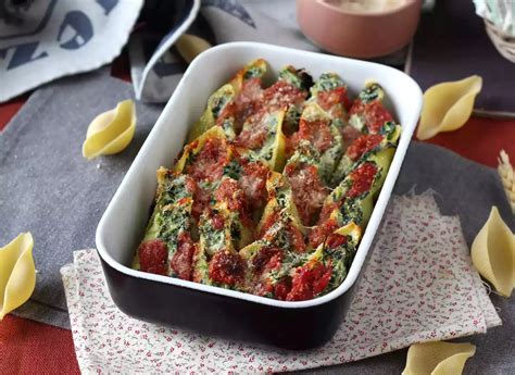 Conchiglioni so špenátom a ricottou v paradajkovej omáčke
