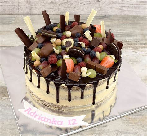 Nahá svadobná torta s krajkou a ovocím