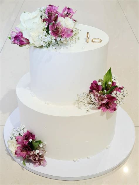 Moderná viacposchodová svadobná torta
