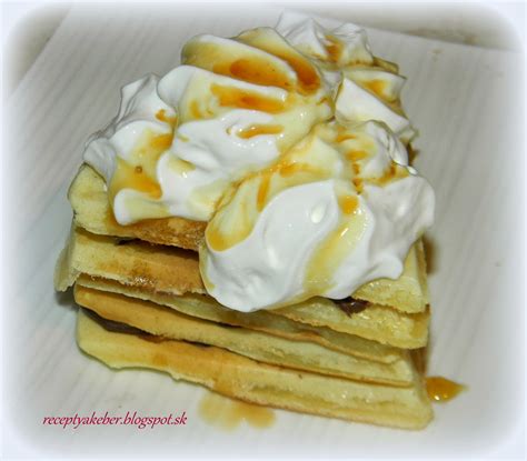 Obrázok: hotové wafle s javorovým sirupom a bielou šľahačkou