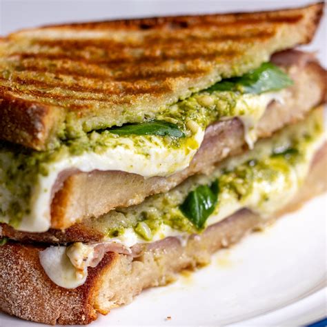 Hotové panini s rôznymi náplňami