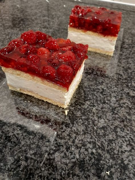 Čerstvé a šťavnaté maliny pripravené na tortu