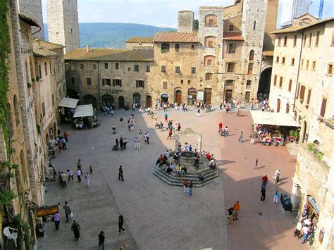 Námestie Piazza della Cisterna v San Gimignano